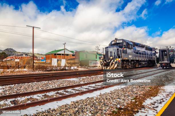 Photo libre de droit de Train Chepe Dans La Ville Magique De Creel Chihuahua En Hiver Enneigé banque d'images et plus d'images libres de droit de Train