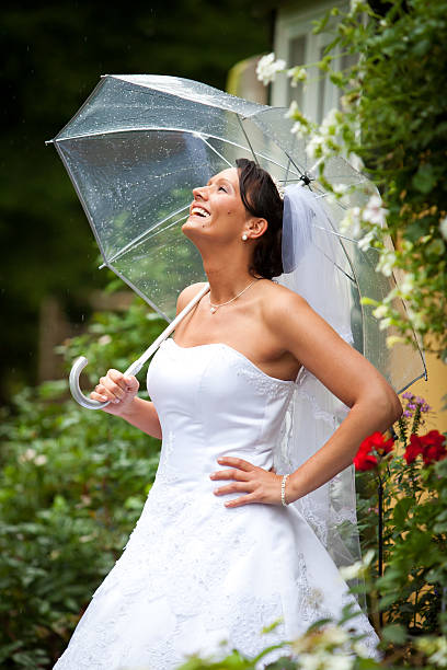 傘のウェディング花嫁 - wet dress rain clothing ストックフォトと画像