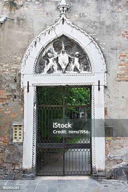 Metálico Puerta En Venecia Foto de stock y más banco de imágenes de Aire libre - Aire libre, Arquitectura, Característica arquitectónica