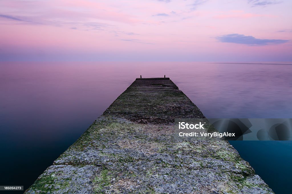 Muelle que va hacia el mar. - Foto de stock de Agua libre de derechos