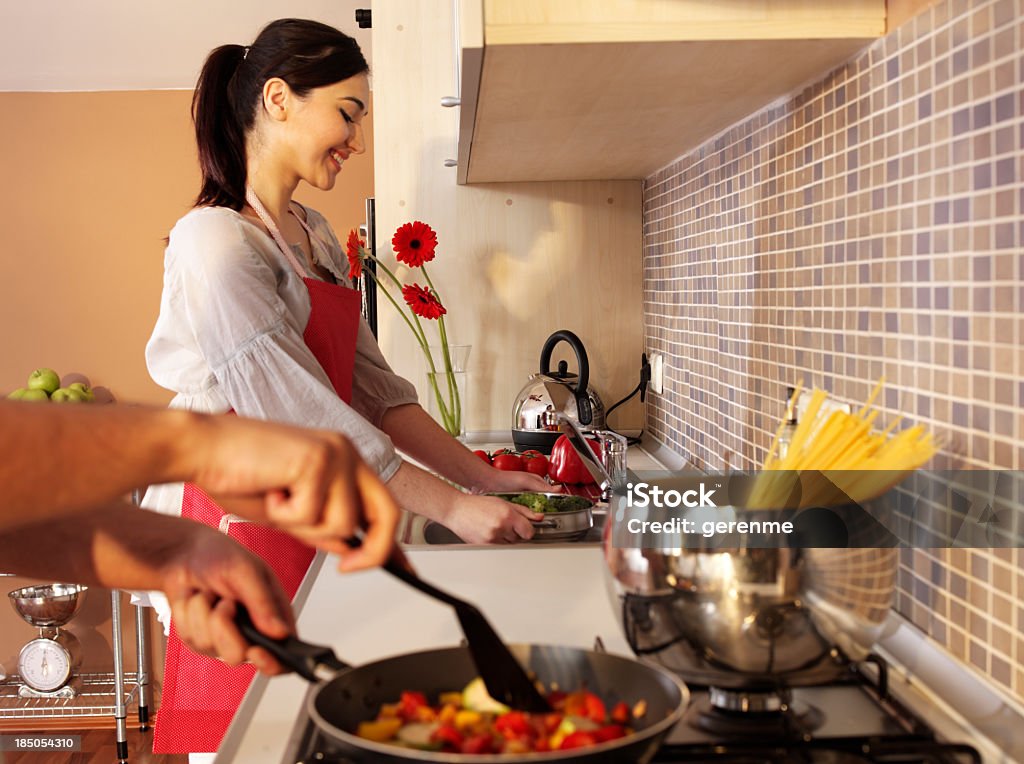 Coppia In cucina - Foto stock royalty-free di Adulto