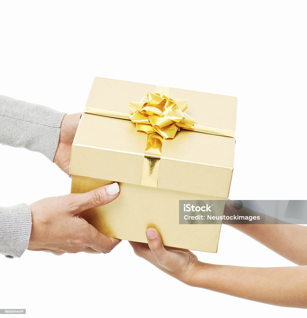 Donna di consegnare un regalo per bambina isolata - Foto stock royalty-free di Abbigliamento casual