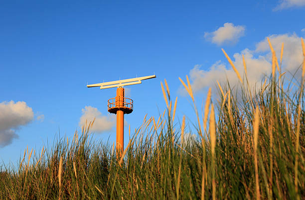 spinning radar sur une surveillance tower - sea safety antenna radar photos et images de collection