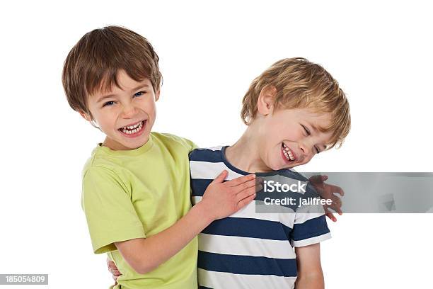 Dos Niños Jugando Y Sonriendo Sobre Fondo Blanco Foto de stock y más banco de imágenes de Niños - Niños, 2-3 años, 6-7 años