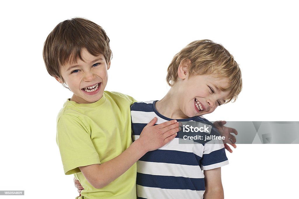 Deux garçons jouant et souriant sur fond blanc - Photo de Petits garçons libre de droits