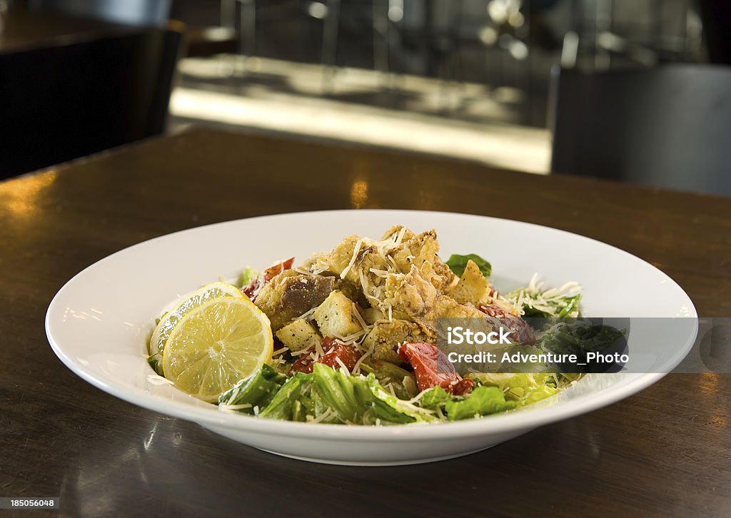 Хрустящий салат Цезарь с курицей - Стоковые фото Выборочная фокусировка роялти-фри