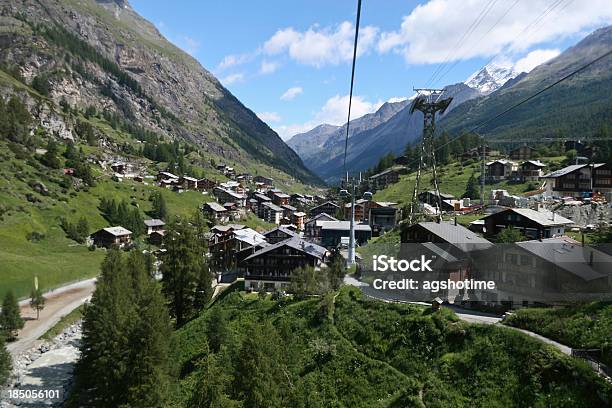 Zermatt In Tram - Fotografie stock e altre immagini di Albero - Albero, Alpi, Alpi svizzere