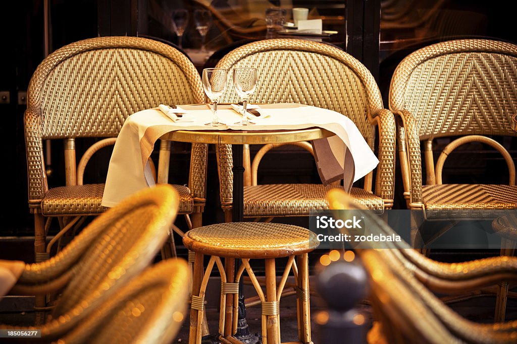 Mesa para dos, típico Cafè en París Francia - Foto de stock de Fachada arquitectónica libre de derechos