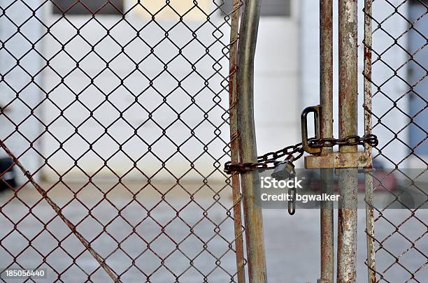 Torto Vedação - Fotografias de stock e mais imagens de Cadeado - Cadeado, Cerca, Corrente