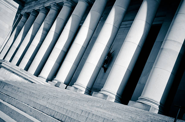 penché vue sur les colonnes du capitole de l'état de washington - column courthouse justice government photos et images de collection