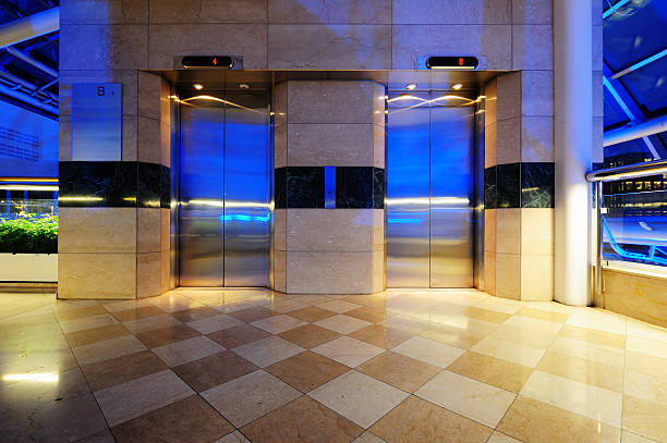 portes d'ascenseur moderne - elevator push button stainless steel floor photos et images de collection