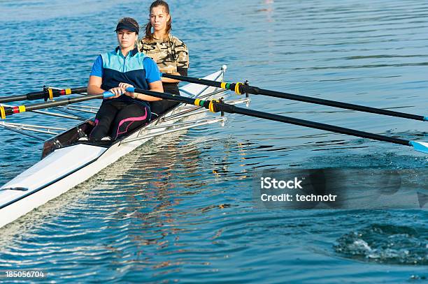 Equipe De Remo Feminino Barco De Regata Duplo - Fotografias de stock e mais imagens de Adulto - Adulto, Ao Ar Livre, Atividade