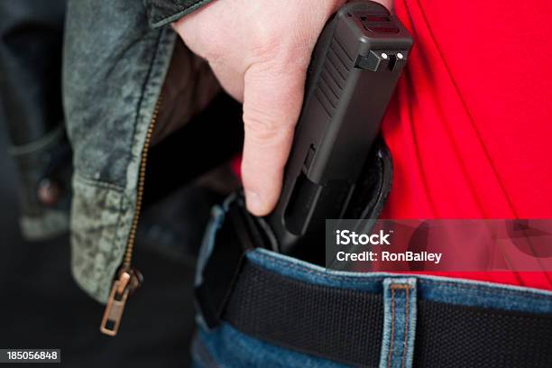 Foto de Oculta De Mão Desenhada De Uma Arma De Fogo Na Cintura Holster A e mais fotos de stock de Carregar