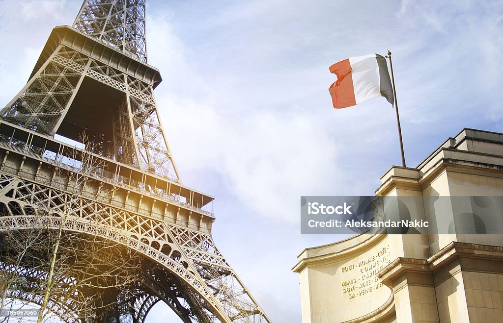 Parte da Torre Eiffel em Paris com Bandeira da França - Royalty-free Alto - Descrição Física Foto de stock