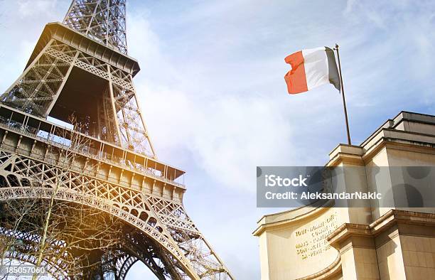 Parte Da Torre Eiffel Em Paris Com Bandeira Da França - Fotografias de stock e mais imagens de Alto - Descrição Física