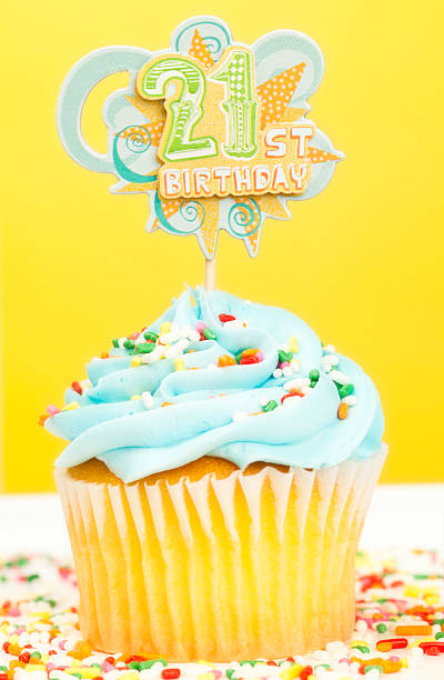 21st birthday cupcake - 21e verjaardag stockfoto's en -beelden
