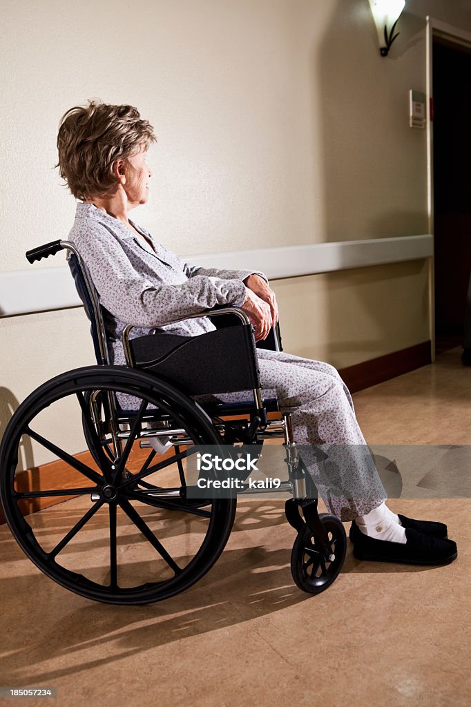 Senior donna in sedia a rotelle - Foto stock royalty-free di 80-89 anni