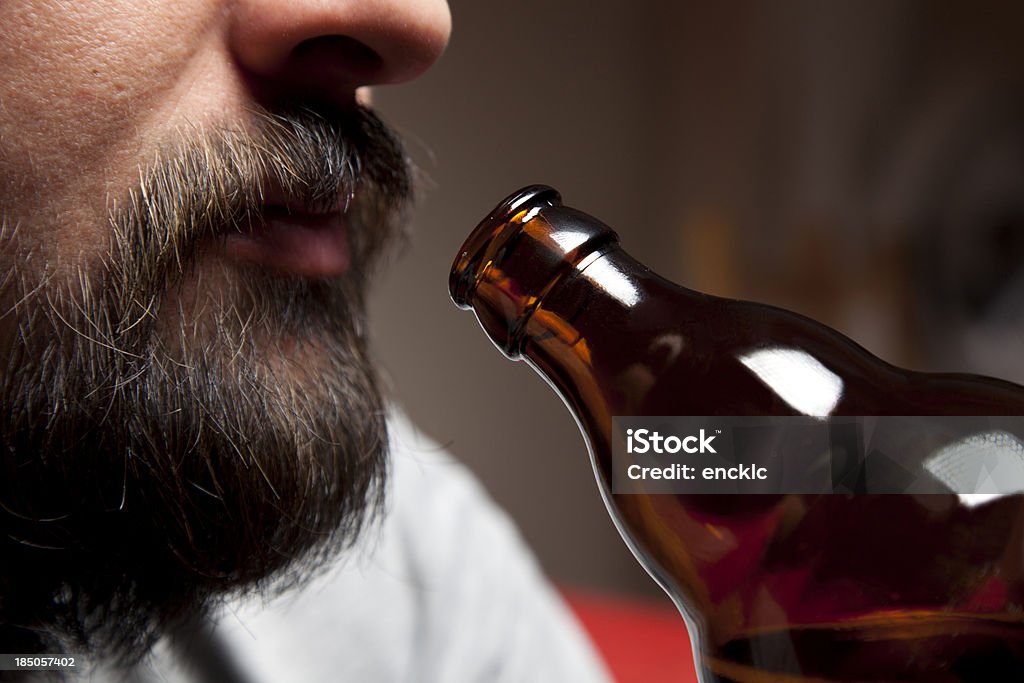 Hombre joven bebiendo y sensación de desesperación - Foto de stock de Adicción libre de derechos