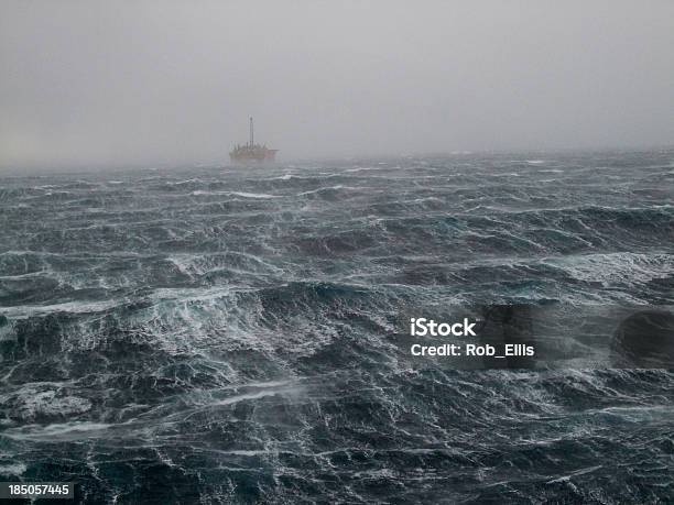 Tormenta Oilrig Mar Del Norte Foto de stock y más banco de imágenes de Plataforma petrolífera - Plataforma petrolífera, Mar, Tormenta - Tiempo atmosférico