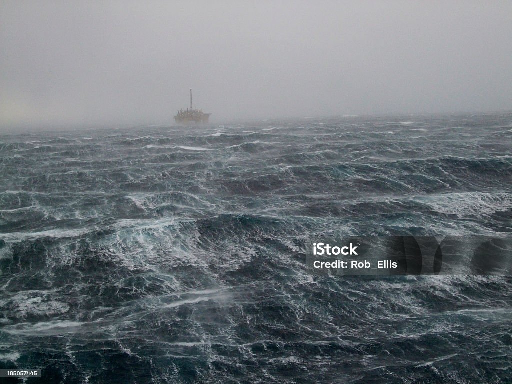 North Sea Oilrig Storm - Foto stock royalty-free di Piattaforma offshore