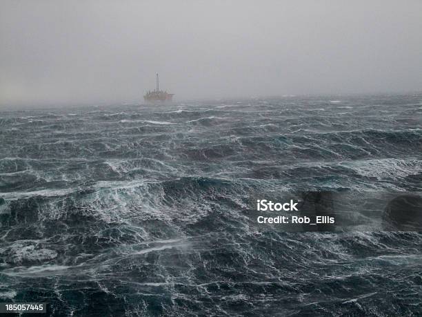 North Sea Oilrig Storm - Fotografie stock e altre immagini di Piattaforma offshore - Piattaforma offshore, Mare, Tempesta