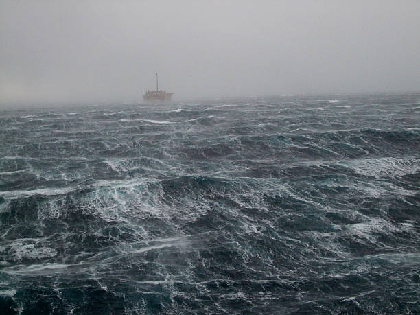 북해 oilrig 폭풍 - oil rig sea oil storm 뉴스 사진 이미지