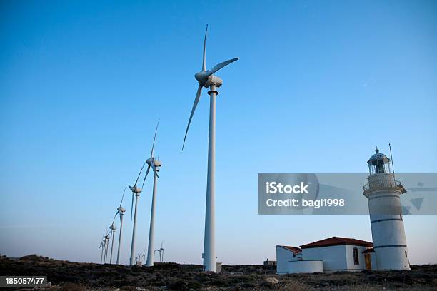 Mulini A Vento Che Generano Energia - Fotografie stock e altre immagini di Ambiente - Ambiente, Attrezzatura, Campo