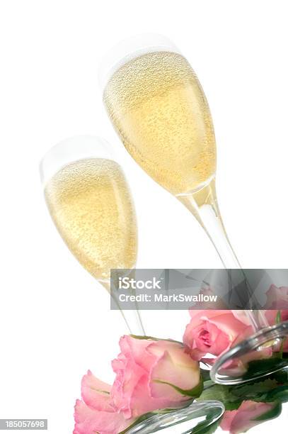 Photo libre de droit de Champagne Et Roses banque d'images et plus d'images libres de droit de Regarder en l'air - Regarder en l'air, Verre, Alcool