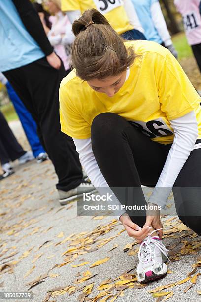 Junge Frau Stillen Hurt Knöchel In Einem Rennen Stockfoto und mehr Bilder von Fitnesstraining - Fitnesstraining, Gelb, Menschengruppe