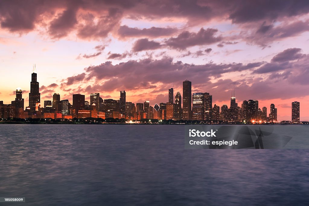 skyline di Chicago al tramonto - Foto stock royalty-free di Ambientazione esterna