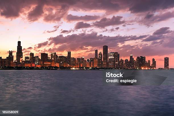 Skyline Di Chicago Al Tramonto - Fotografie stock e altre immagini di Ambientazione esterna - Ambientazione esterna, America del Nord, Chicago - Illinois