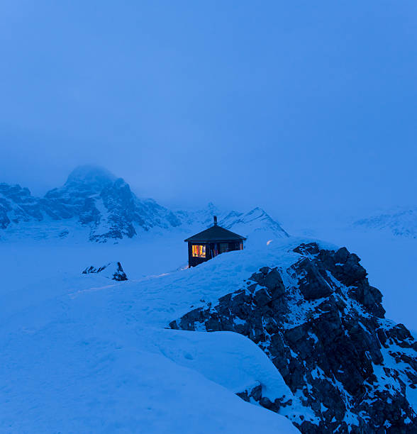 istock Mountain Cabin in the winter snow 185058172