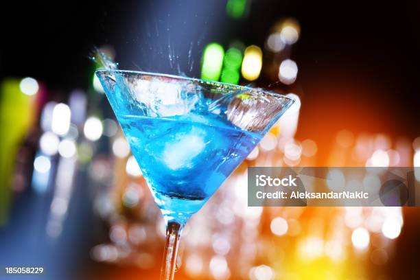 Cóctel En Un Club Nocturno Foto de stock y más banco de imágenes de Azul - Azul, Cóctel - Bebida alcohólica, Bar