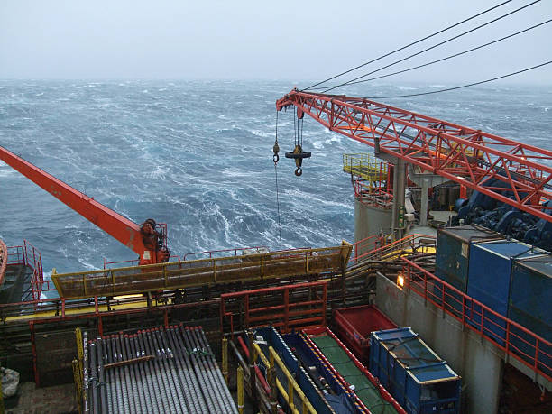 oilrig pipedeck 동안 폭풍 - oil rig sea oil storm 뉴스 사진 이미지