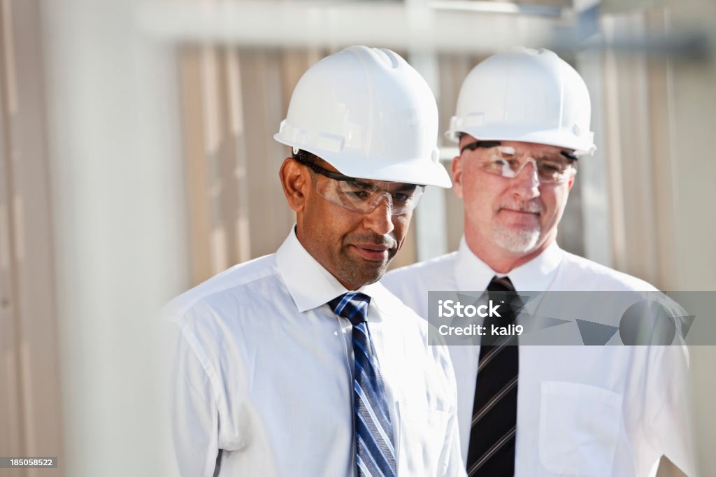 Multirracial engenheiros na industrial site - Foto de stock de 40-49 anos royalty-free