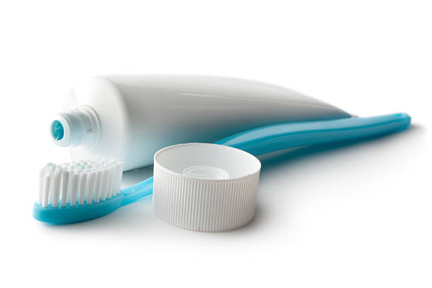ванна: зубная щетка и зубная паста - toothbrush стоковые фото и изображения