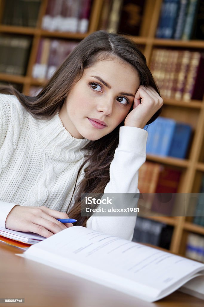 Menina adolescente a estudar na biblioteca problema - Royalty-free 14-15 Anos Foto de stock