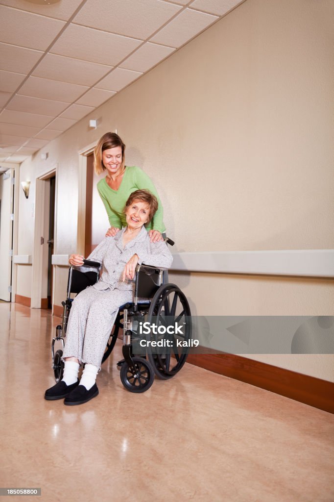 高齢者の女性に、母親の車椅子 - 2人のロイヤリティフリーストックフォト