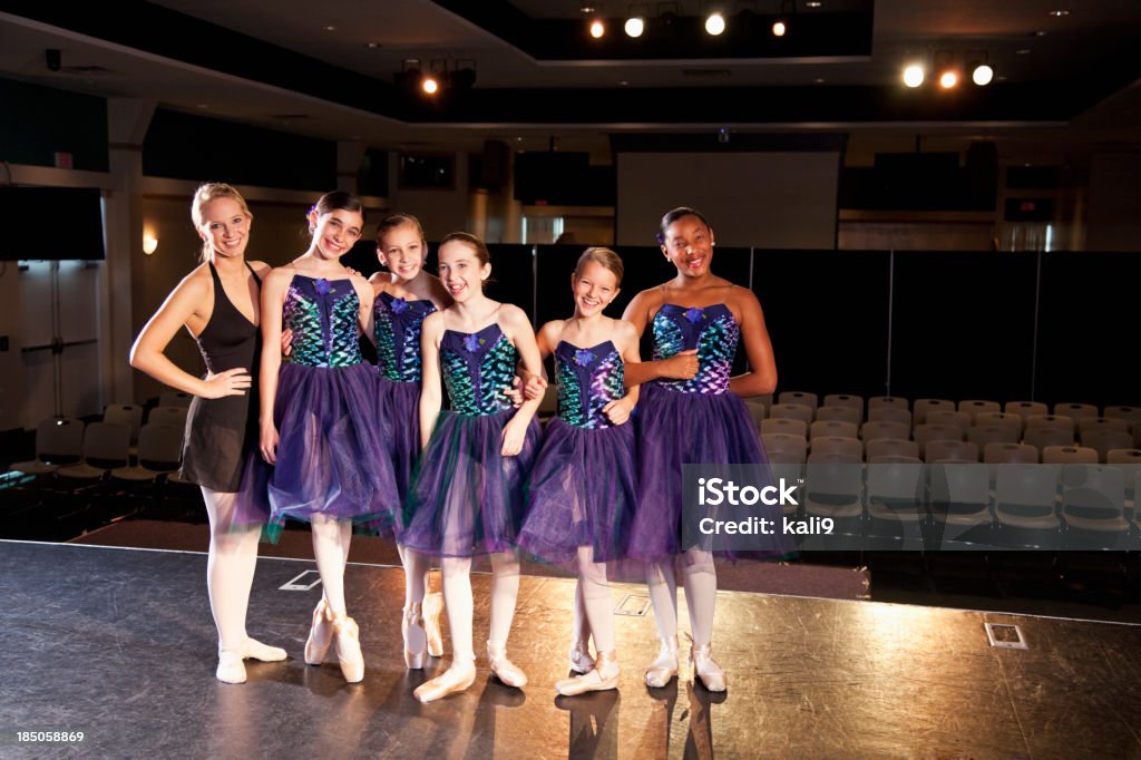 Insegnante di danza ballerine sul palco in costume - Foto stock royalty-free di Danza classica