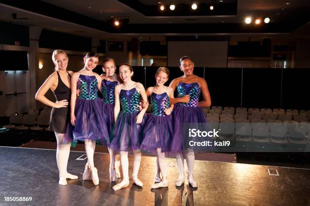 Insegnante Di Danza Ballerine Sul Palco In Costume - Fotografie stock e altre immagini di Danza classica - Danza classica, Palcoscenico, Bambino