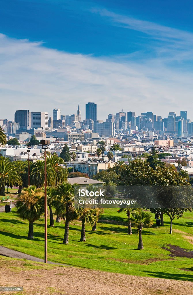 San Francisco Dolores Park centro città di grattacieli - Foto stock royalty-free di Estate