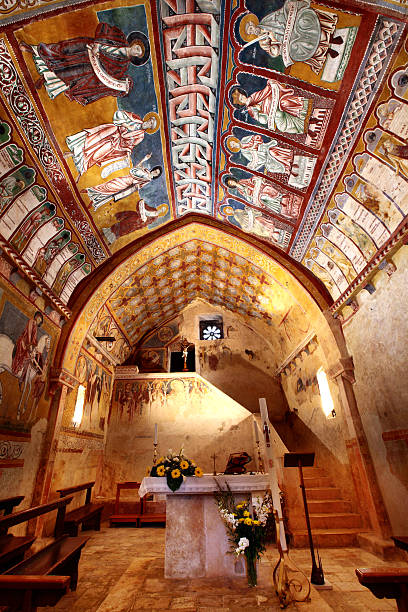 bominaco, oratorio di stilata da s. pellegrino - church altar indoors dark foto e immagini stock