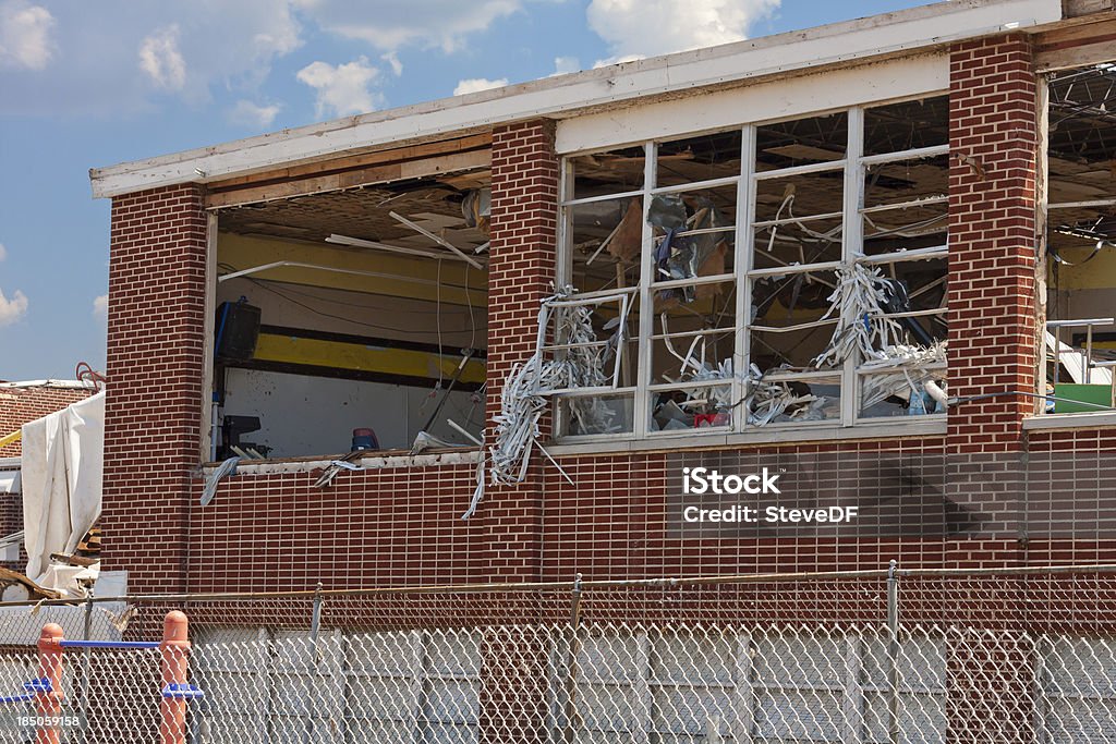 Close-up of Tornado dañado de escuela primaria - Foto de stock de Edificio escolar libre de derechos