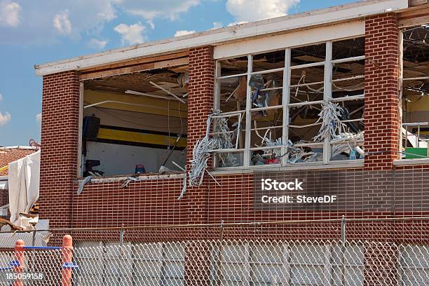 Foto de Closeup De Tornado Danificado Escola Primária e mais fotos de stock de Escola - Escola, Educação, Danificado