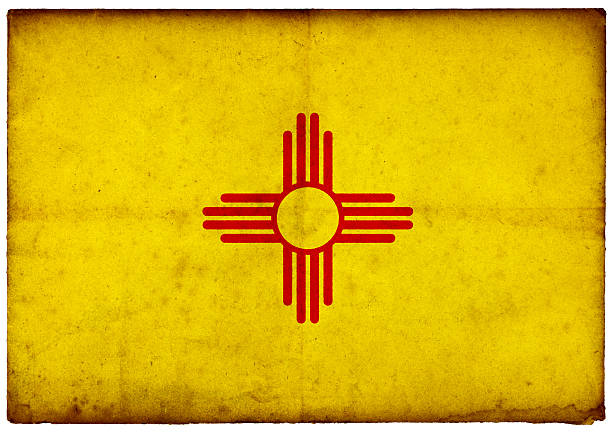 グランジ国旗オブニューメキシコでラフなエッジのオールドポストカード - new mexico flag ストックフォトと画像