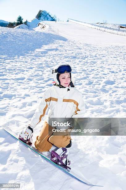 Kobieta Z Snowboard - zdjęcia stockowe i więcej obrazów Bezchmurne niebo - Bezchmurne niebo, Chłodny, Ciepła odzież