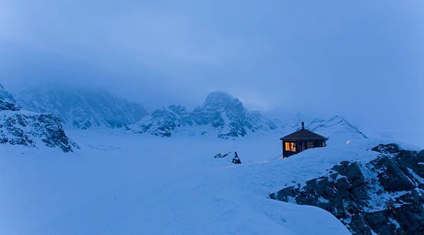 istock Mountain Cabin in the winter snow 185059504