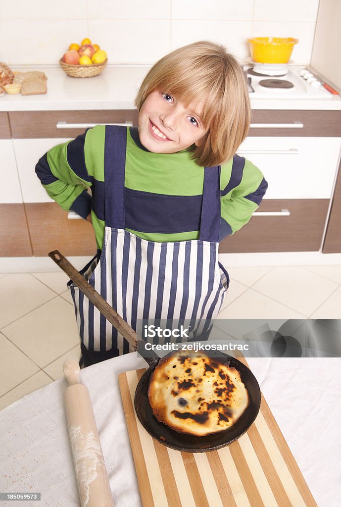 Ragazzino cottura in cucina - Foto stock royalty-free di Affamato