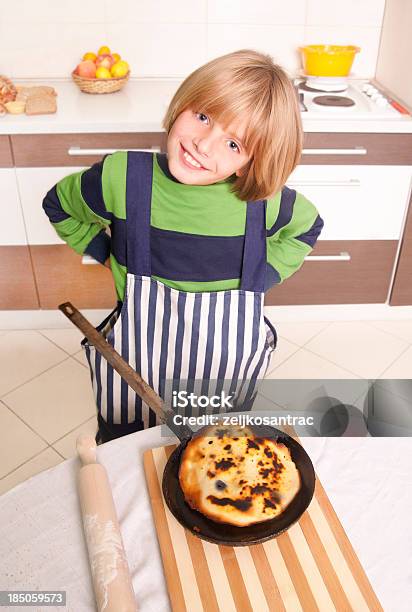 Pequena Criança Fazer Doces Na Cozinha - Fotografias de stock e mais imagens de Comida - Comida, Comida Doce, Comida e Bebida