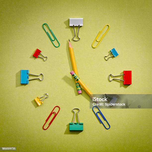 Reloj De Oficina Foto de stock y más banco de imágenes de Eventos sociales después del trabajo - Eventos sociales después del trabajo, Foto de estudio, Abstracto